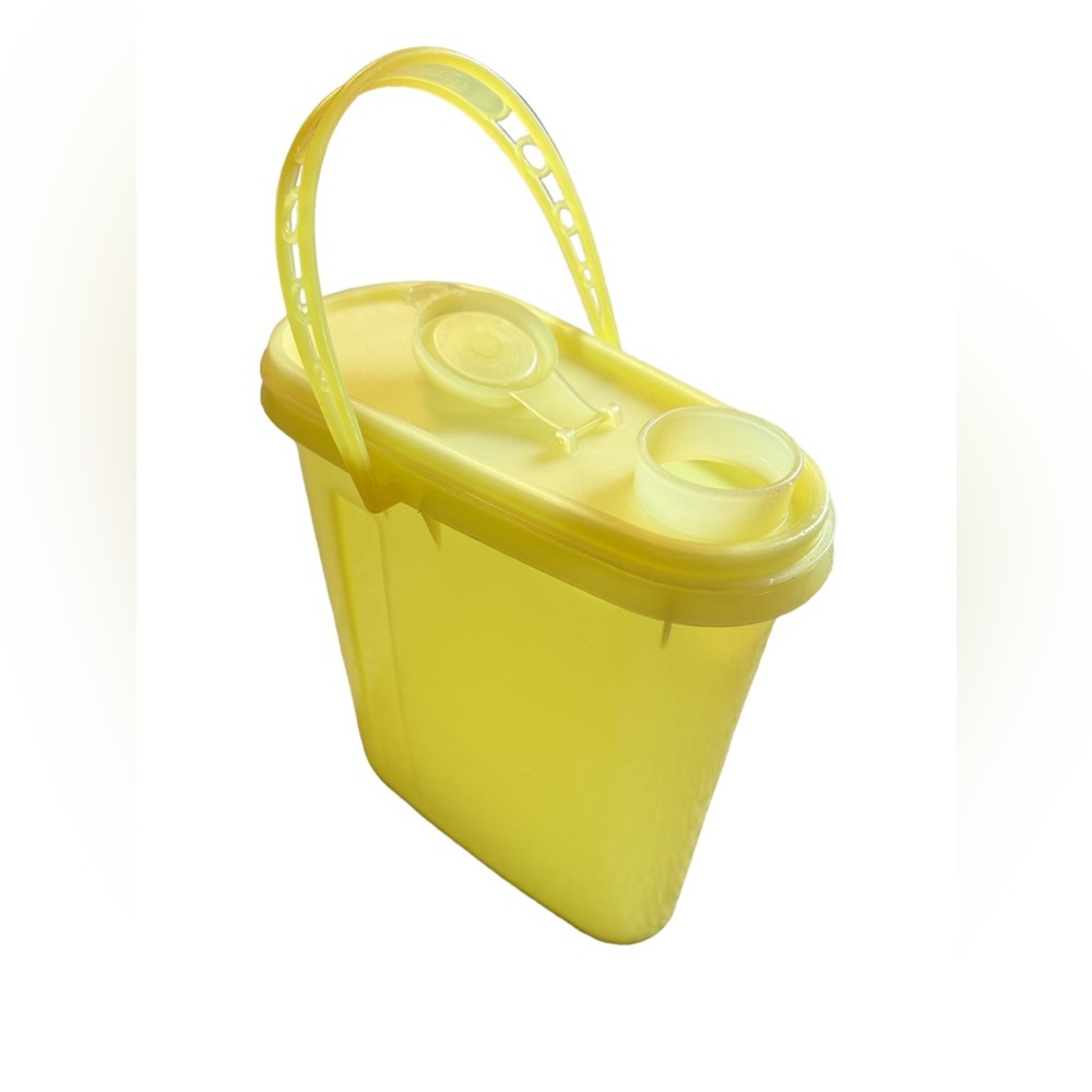 Vintage TUPPERWARE 587 Yellow Store N Pour 2QT Beverage Buddy Handle Lid Pitcher